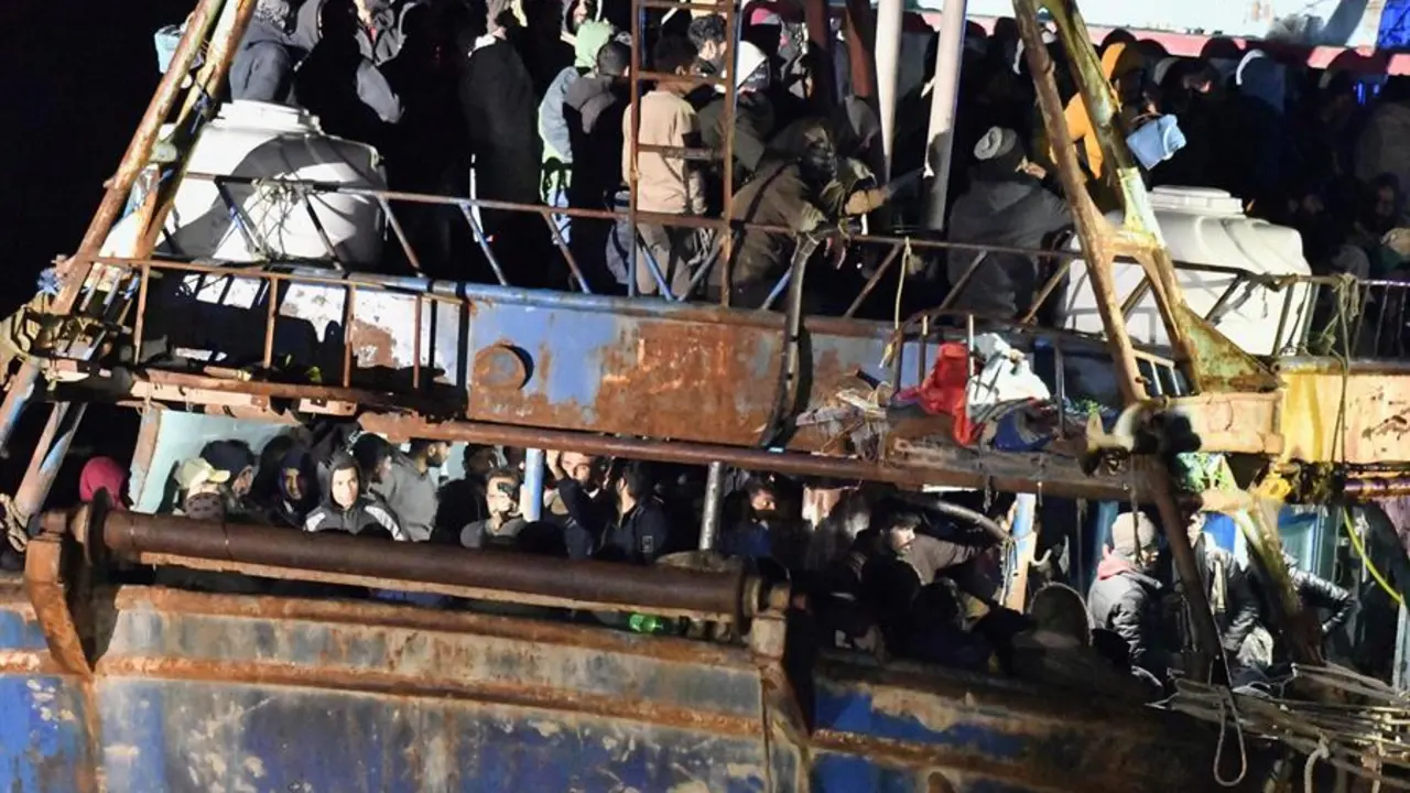El barco con 500 migrantes que hab&iacute;an lanzado la alarma este viernes por encontrarse en dificultad fue socorrido por la Guardia Costera italiana. / GIUSEPPE PIPITA