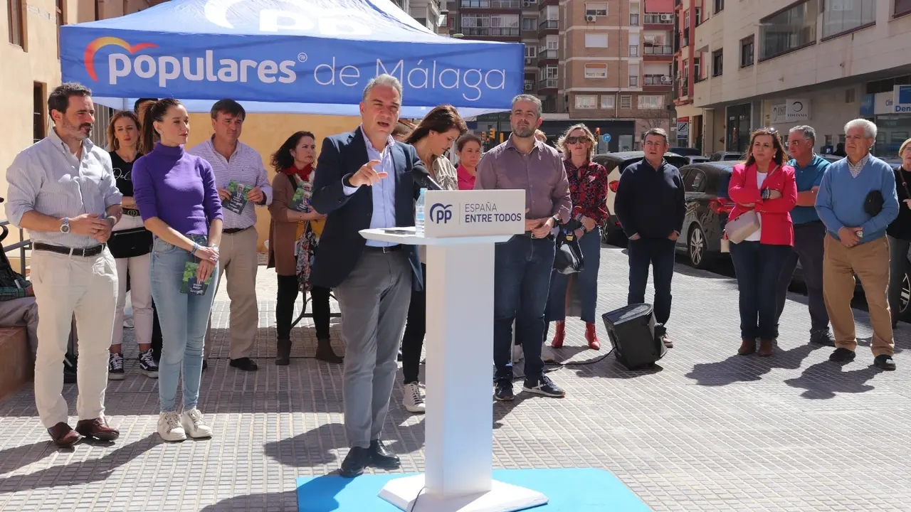 El coordinador general del PP, El&iacute;as Bendodo, en la visita a una carpa del PP en M&aacute;laga. / Alerta