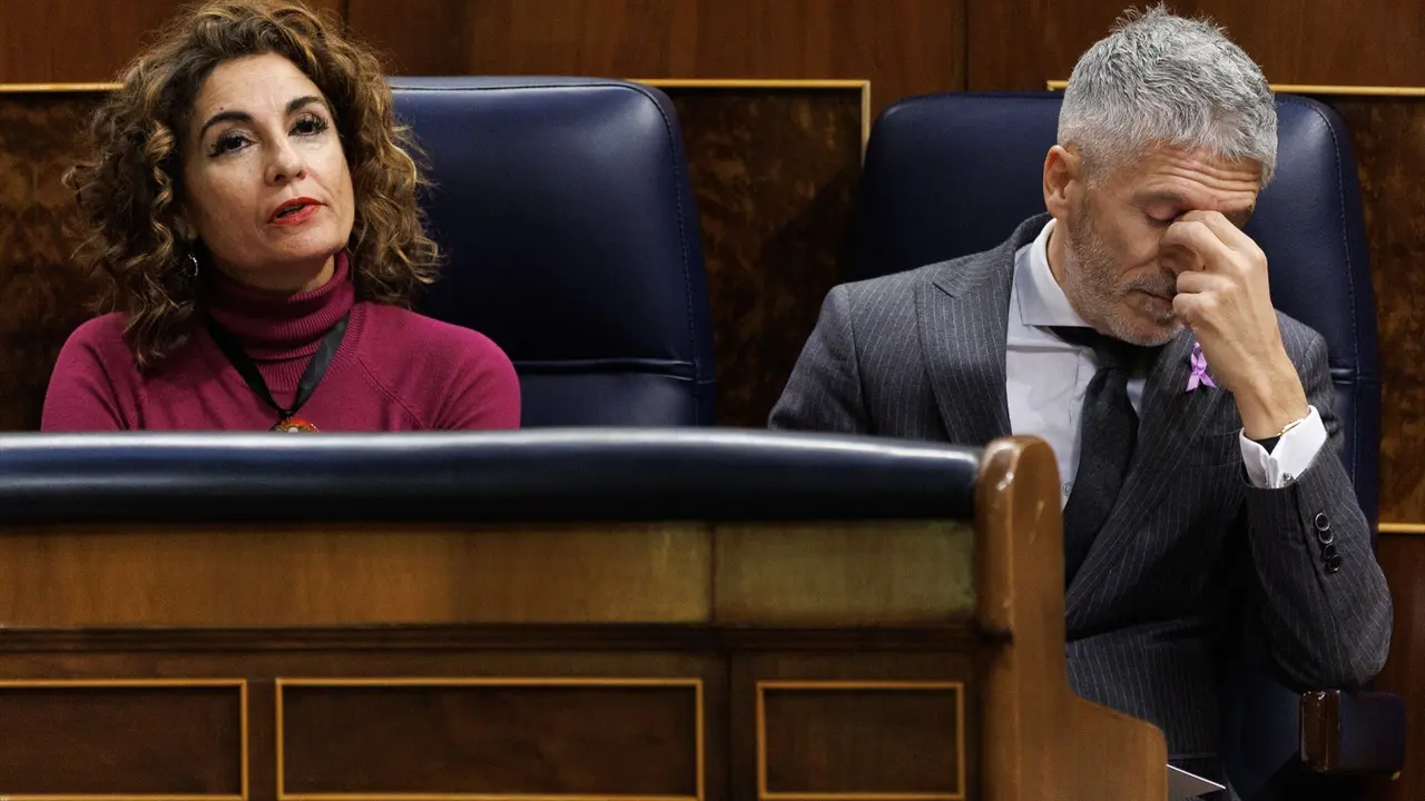 La ministra de Hacienda, Mar&iacute;a Jes&uacute;s Montero (i) y el ministro de Interior, Fernando Grande-Marlaska (d). EP / Eduardo Parra