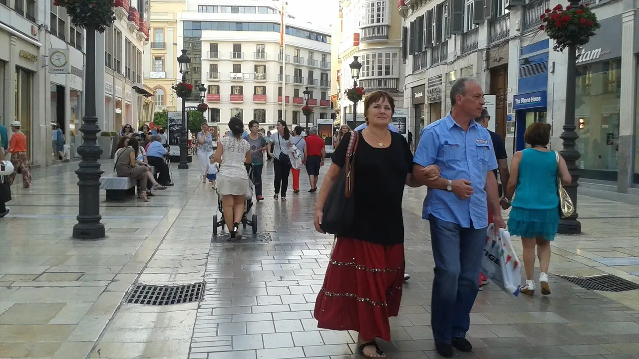 Personas pasean por la calle Larios. E.P. / &Aacute;ngela R. Bonachera