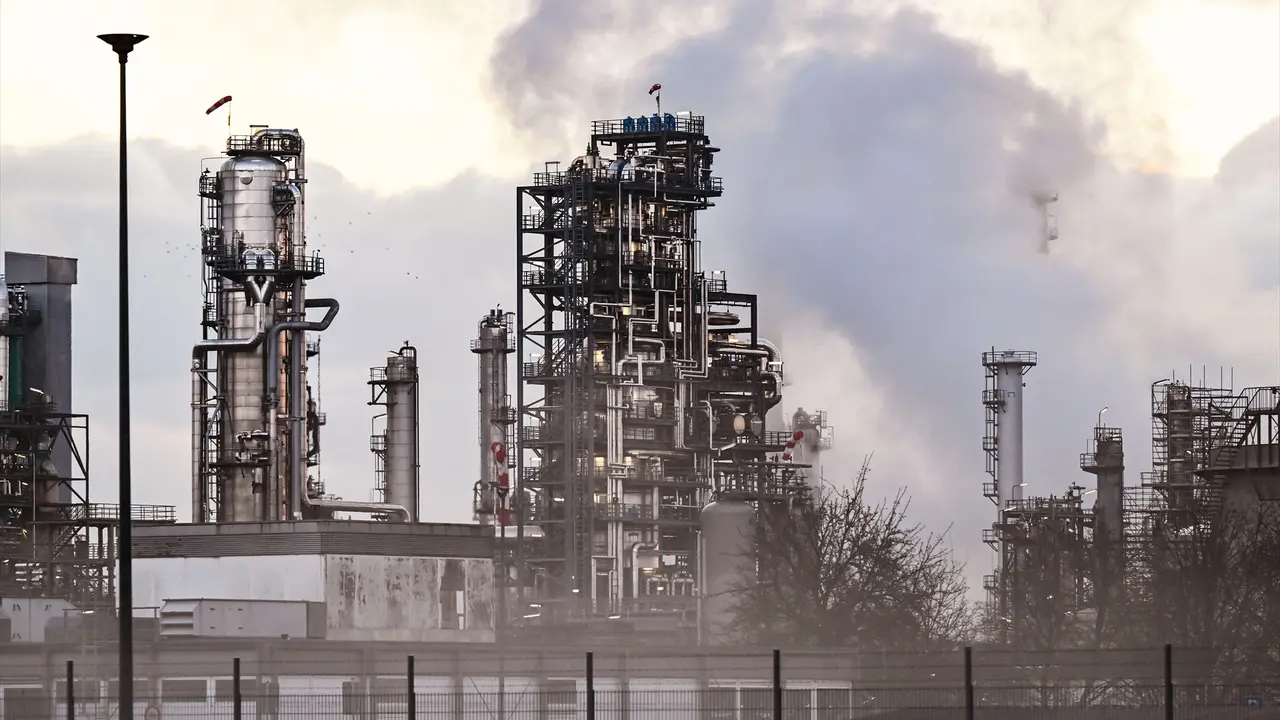 Vista desde la calle de una refiner&iacute;a de petr&oacute;leo. E.P. / Uli Deck
