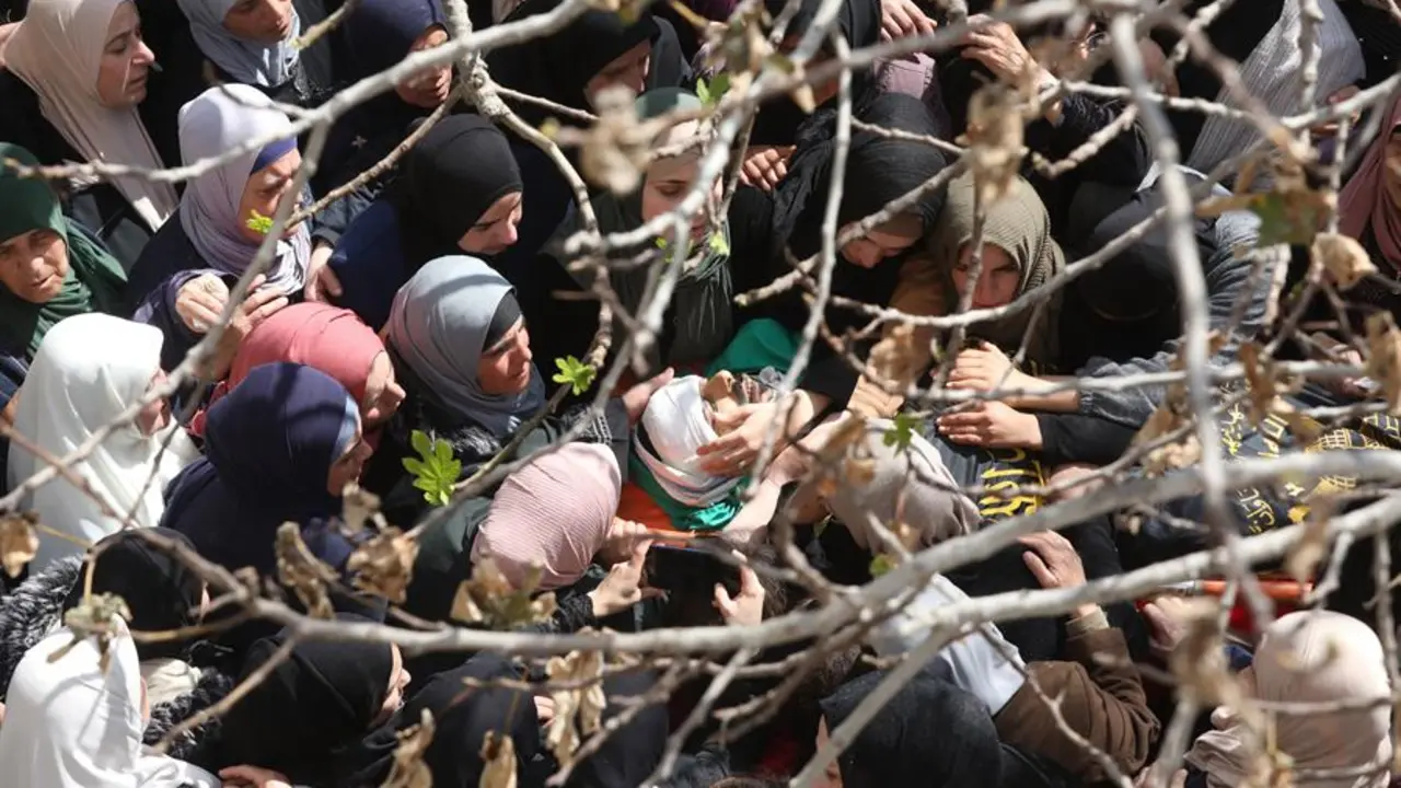 Familiares y allegados lloran el cuerpo de Ahmad Fashafsha en el transcurso del funeral de tres militantes palestinos asesinados por las fuerzas israel&iacute;es en la ciudad de Jaba. EFE / Alaa Badarneh
