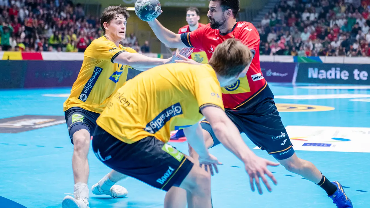 El jugador de la selecci&oacute;n espa&ntilde;ola intenta superar a los defensores de la selecci&oacute;n de Suecia durante el encuentro correspondiente a la EHF Euro Cup 2024 disputado hoy domingo en el Olivo Arena de Ja&eacute;n. / Jos&eacute; Manuel Pedrosa.