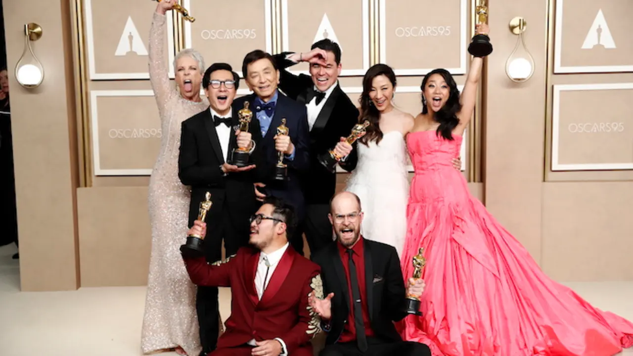 Jamie Lee Curtis, ganadora del premio a la mejor actriz de reparto, Ke Huy Quan, ganador del premio al mejor actor de reparto, James Hong, Jonathan Wang, ganador del premio a la mejor pel&iacute;cula, Michelle Yeoh, ganadora del premio a la mejor actriz protagonista, Stephanie Hsu y (de izda. a dcha., &uacute;ltima fila) Dan Kwan y Daniel Scheinert, ganadores del premio al mejor director y a la mejor pel&iacute;cula por "Todo a la vez en todas partes", posan en la sala de prensa durante la 95&ordf; ceremonia anual de los Premios de la Academia en el Dolby Theatre de Hollywood, Los &Aacute;ngeles, California, EE.UU., el 12 de marzo de 2023. Los Oscar se conceden a los esfuerzos individuales o colectivos m&aacute;s destacados en el cine en 24 categor&iacute;as. (Estados Unidos) EFE/EPA/CAROLINE BREHMAN