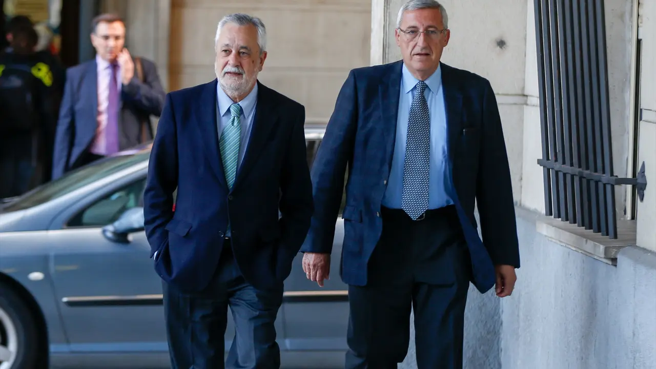 El expresidente de laJunta de Andaluc&iacute;a, Jos&eacute; Antonio Gri&ntilde;&aacute;n (i), a su llegada a la sesi&oacute;n de juicio por el caso ERE en una imagen de archivo. EP / Eduardo Briones