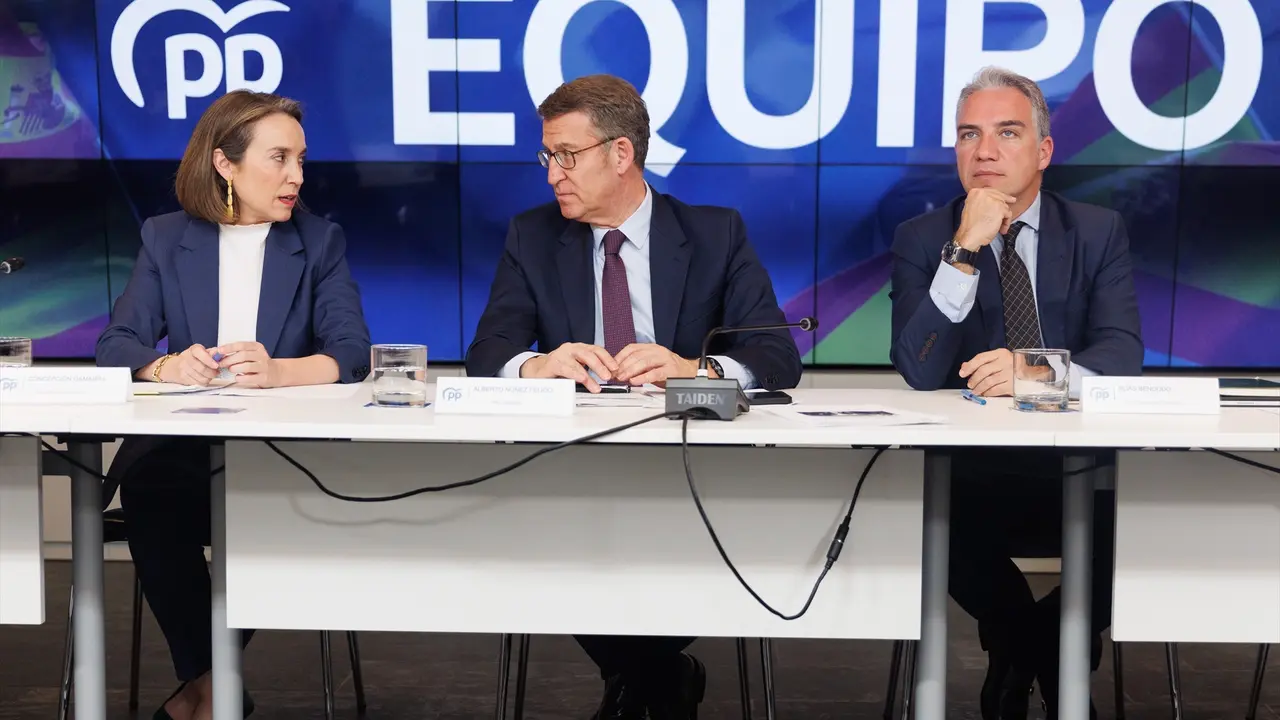 (I-D) La portavoz del PP en el Congreso, Cuca Gamarra; el presidente del Partido Popular, Alberto N&uacute;&ntilde;ez Feij&oacute;o y el coordinador general del Partido Popular, El&iacute;as Bendodo, durante la reuni&oacute;n del Comit&eacute; Ejecutivo Nacional. EP / Eduardo Parra