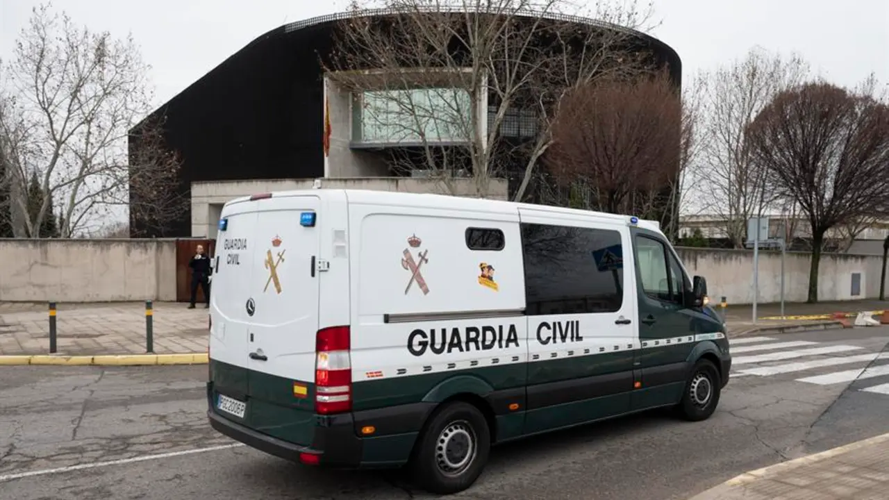 Un furg&oacute;n de la Guardia Civil. EFE/Fernando Villar
