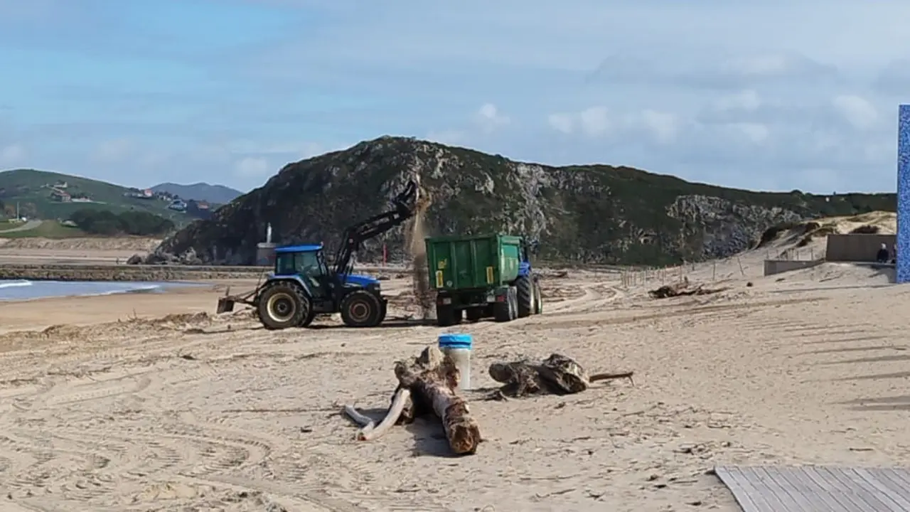 Tareas de limpieza de la playa de la Concha de Suances. Alerta