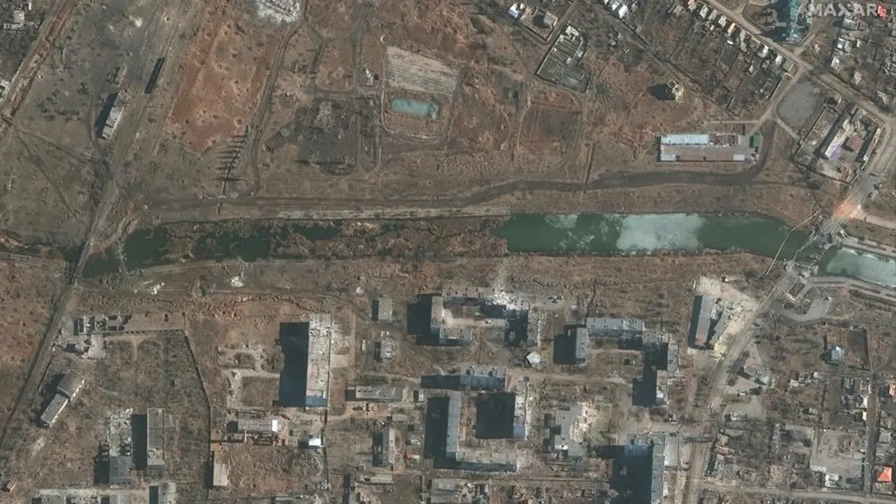 Una imagen satelital muestra los  puentes da&ntilde;ados sobre el r&iacute;o Bakhmutovka, en medio de la batalla en curso por Bajmut, en Ucrania. EFE