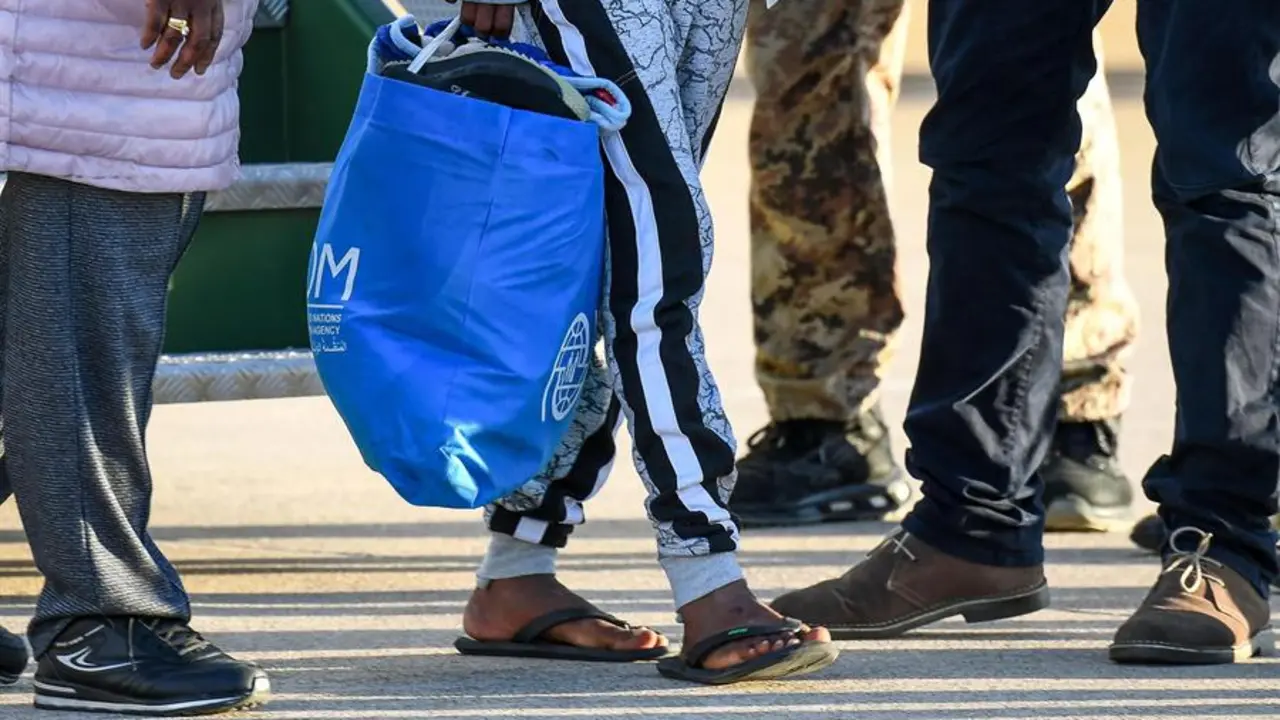 Migrantes llegan al aeropuerto militar Pratica di Mare, cerca de Roma. EFE / ALESSANDRO DI MEO