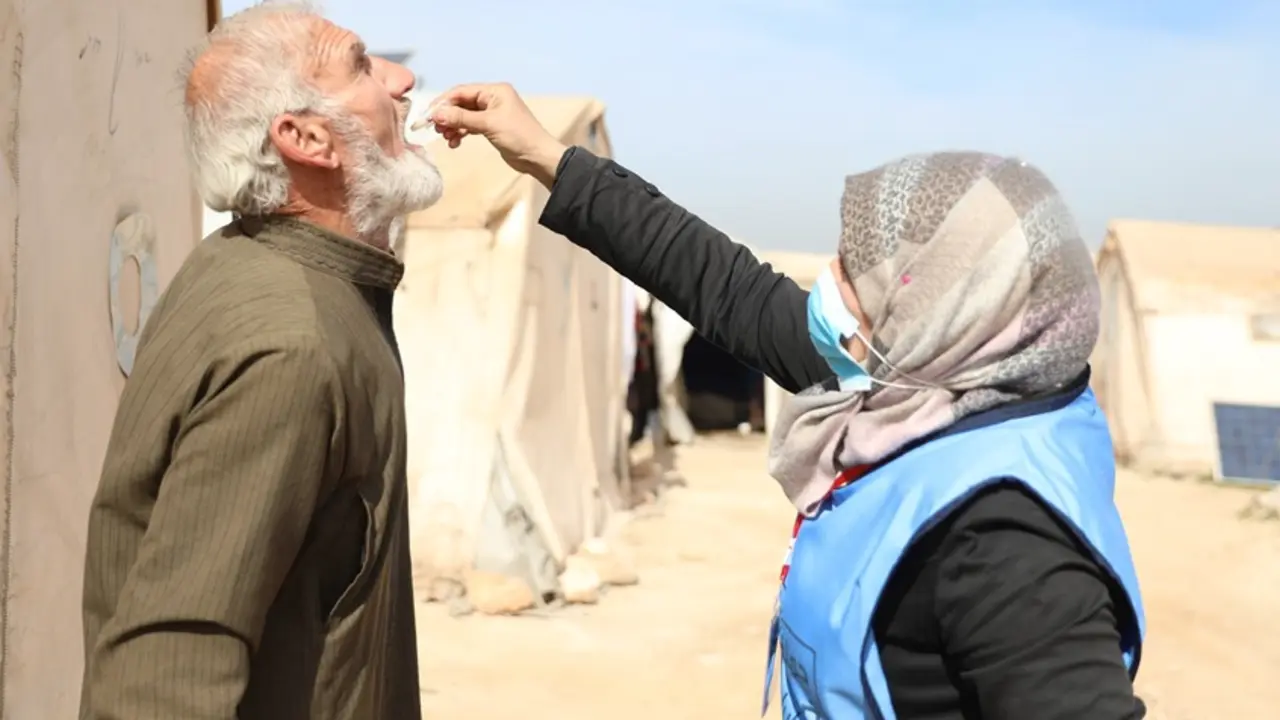 Vacuna contra el c&oacute;lera en un campo de refugiados sirio para prevenir esta enfermedad tras los terremotos. EFE / Yahya Nemah
