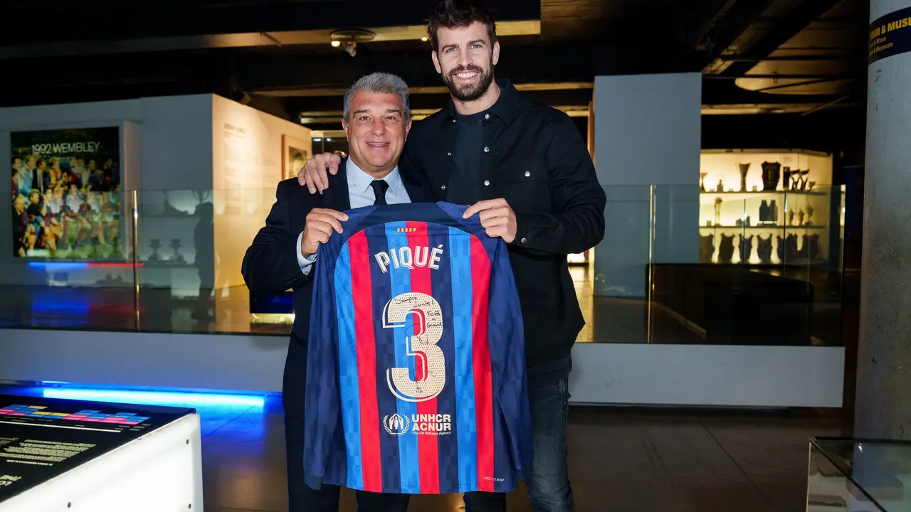 El presidente del Barcelona, Joan Laporta y el exjugador blaugrana, Gerard Piqu&eacute;. / GERMAN PARGA