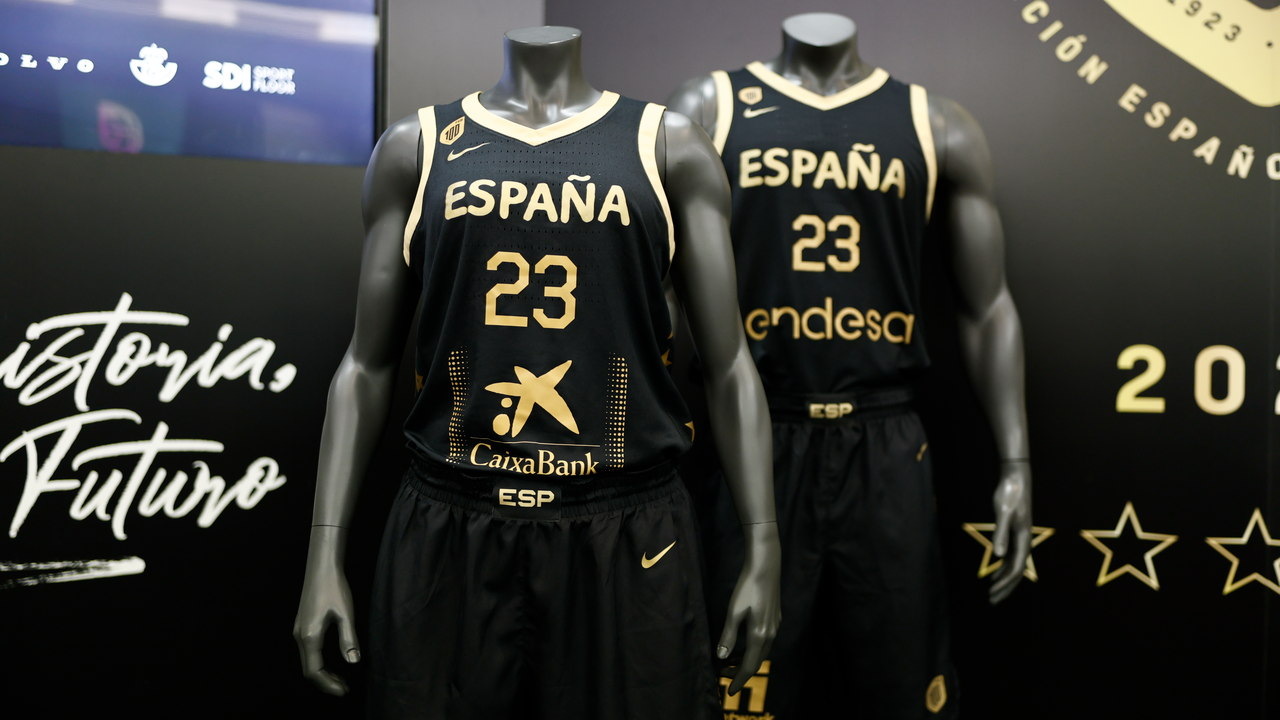 Nueva equipaci&oacute;n que la Federaci&oacute;n Espa&ntilde;ola de Baloncesto (FEB) present&oacute; con motivo de su centenario. / Rodrigo Jim&eacute;nez