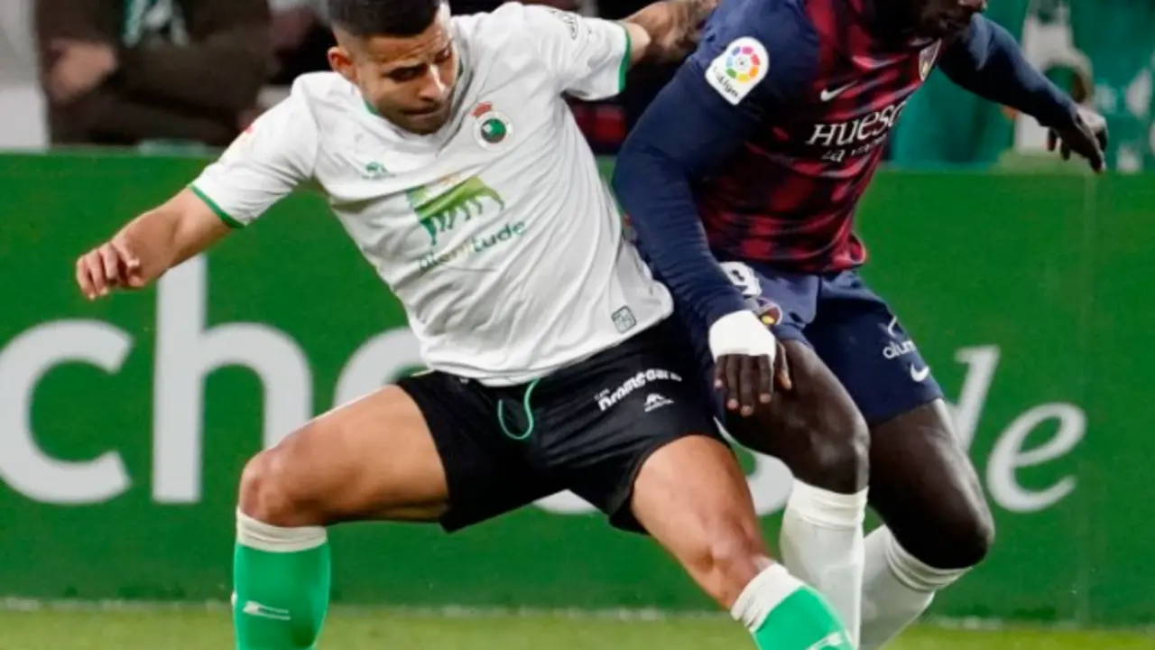 Jugadores del Racing y Huesca, durante el partido que enfrentaba a ambos equipos. / LALIGA