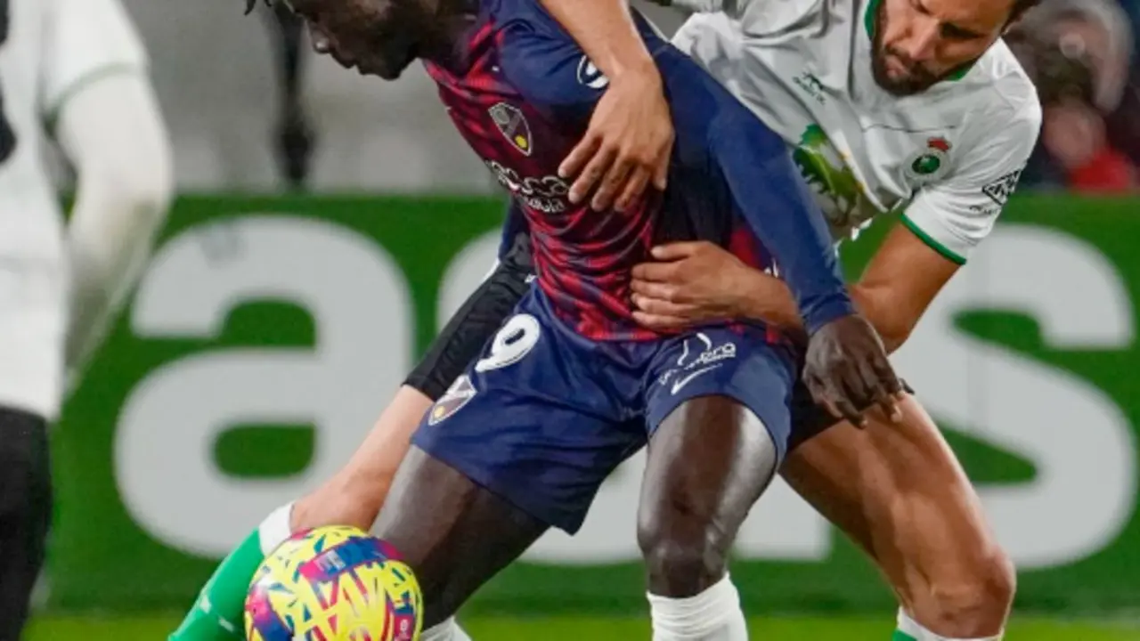 Jugadores del Racing y Huesca, durante el partido. / LALIGA