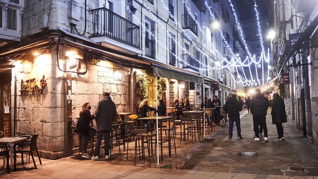 Comensales sentados en la terraza de un establecimiento de Santander. E.P. / Huan Manuel Serrano Arce