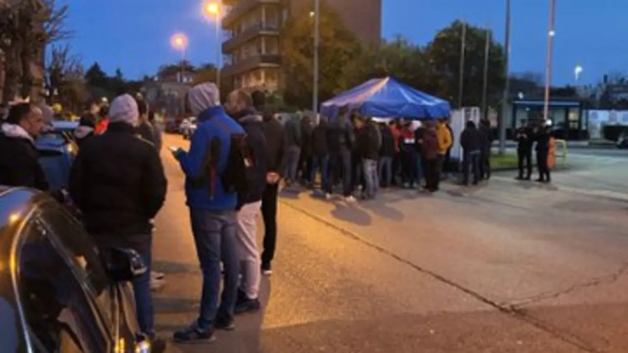 Un grupo de trabajadores de Aspla en las puertas de la empresa. Alerta