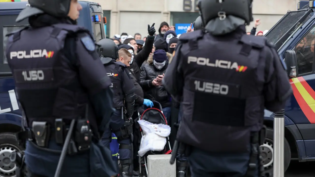 Agentes de la Polic&iacute;a Nacional frente a los manifestantes. EP / Jes&uacute;s Hell&iacute;n