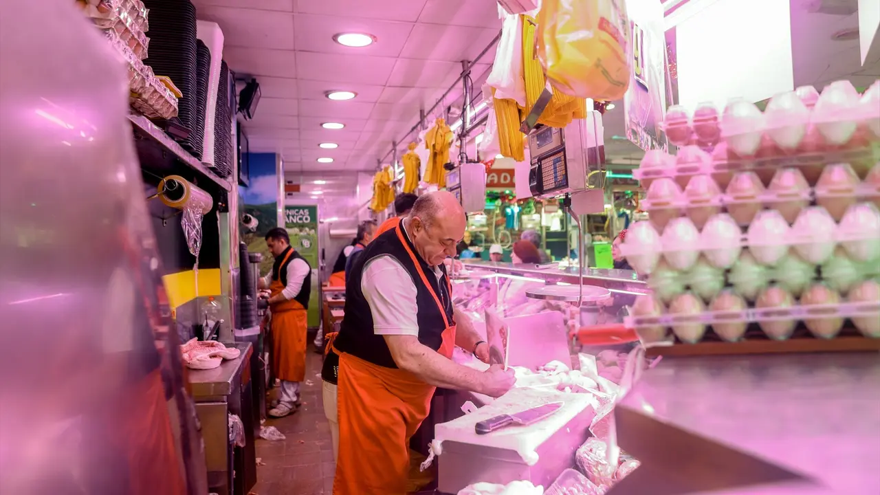 Un pollero realiza sus &uacute;ltimas ventas en una tienda de comestibles. EP / Ricardo Rubio