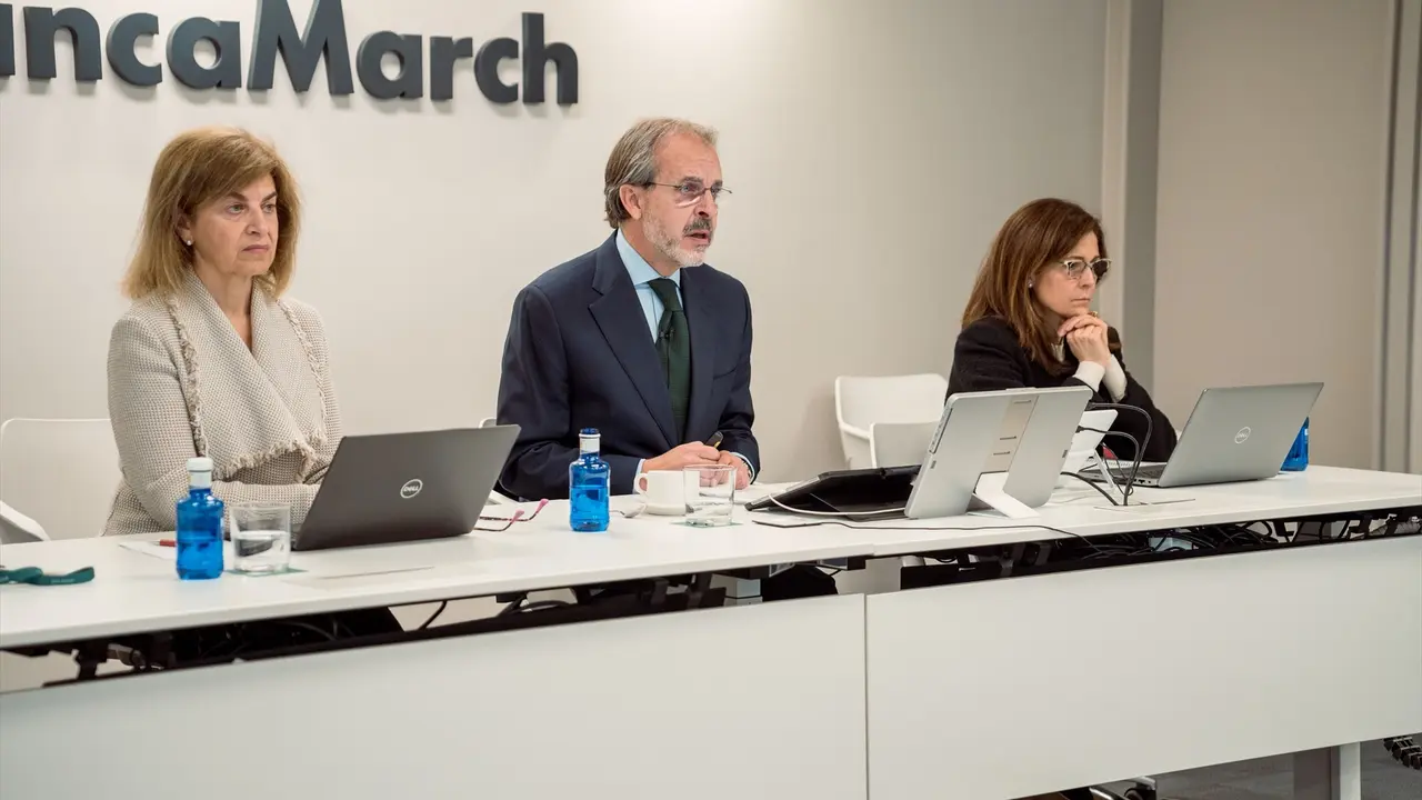 (I-D) La directora financiera de Banca March, Nieves Vila; el consejero delegado de Banca March, Jos&eacute; Luis Acea, y la directora de comunicaci&oacute;n de Banca March, Isabel Lafont. EP / Gabriel Luengas