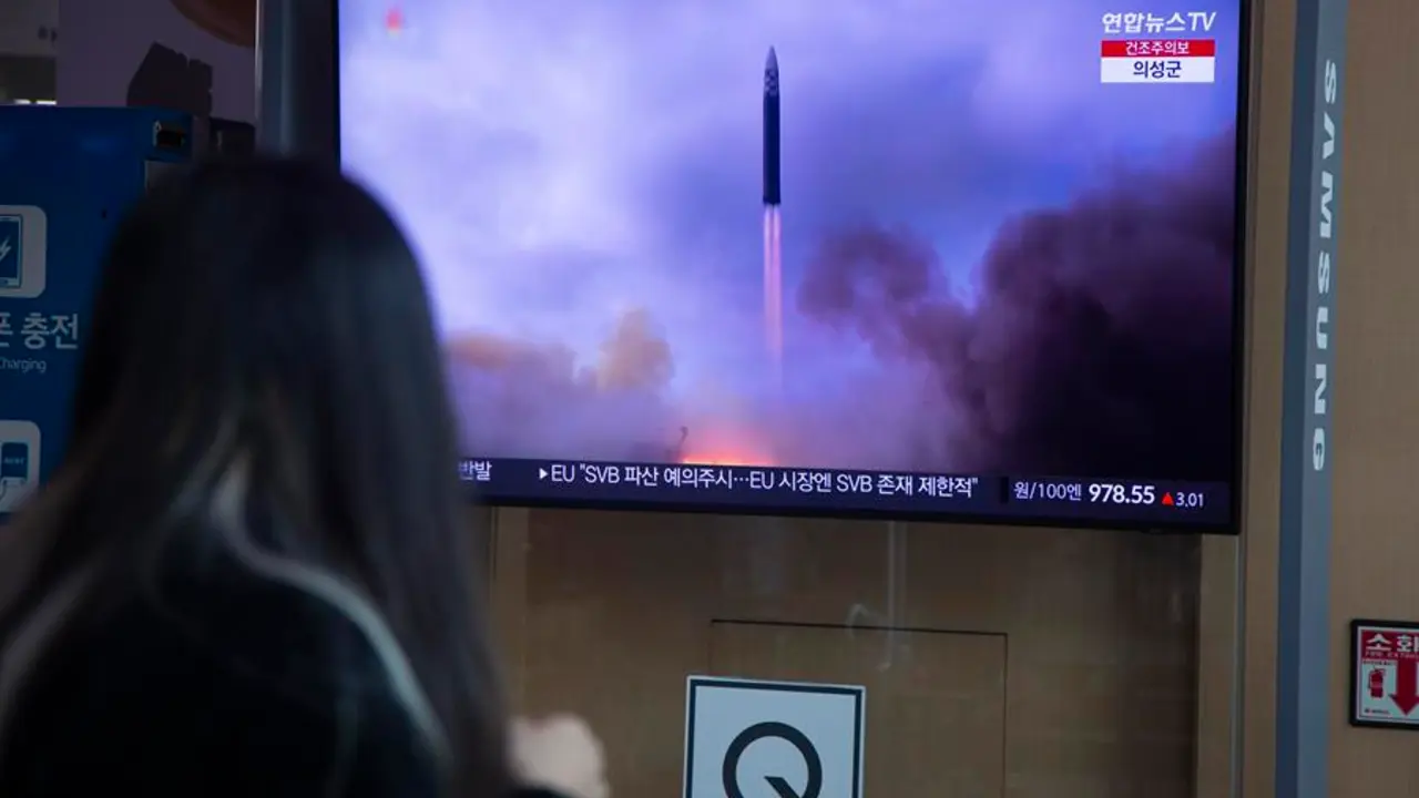 Una persona viendo en la pantalla el lanzamiento de un misil. /EFE