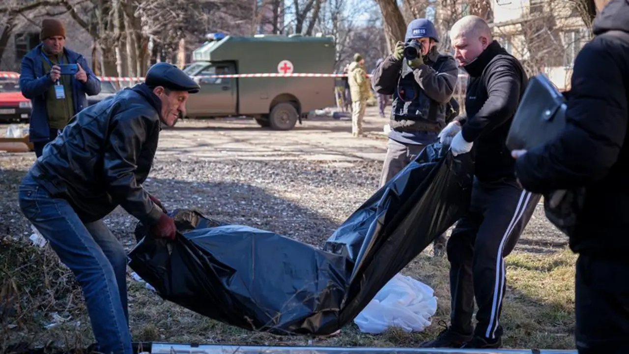 Personal de servicios comunales retira el cuerpo de una v&iacute;ctima mortal de un ataque con misiles rusos en un edificio residencial en Kramatorsk, cercana a Bajmut. EFE / YEVGEN HONCHARENKO