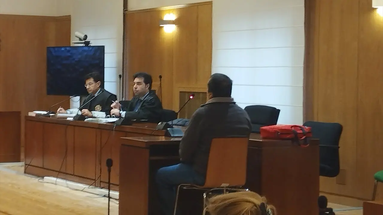 El acusado, de espaldas, en la primera jornada del juicio por tentativa de asesinato iniciado en la Audiencia de Valladolid. EP