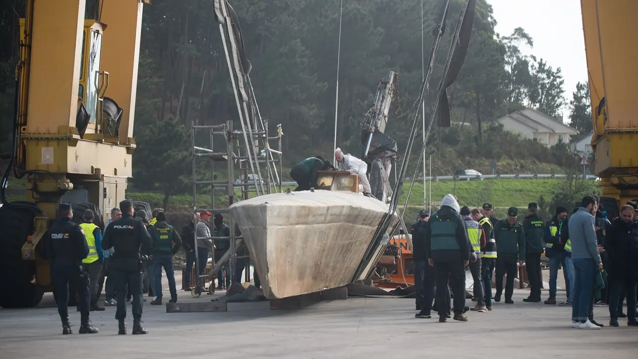La Guardia Civil subida al semisumergible de fabricaci&oacute;n artesanal. EP / Gustavo de la Paz
