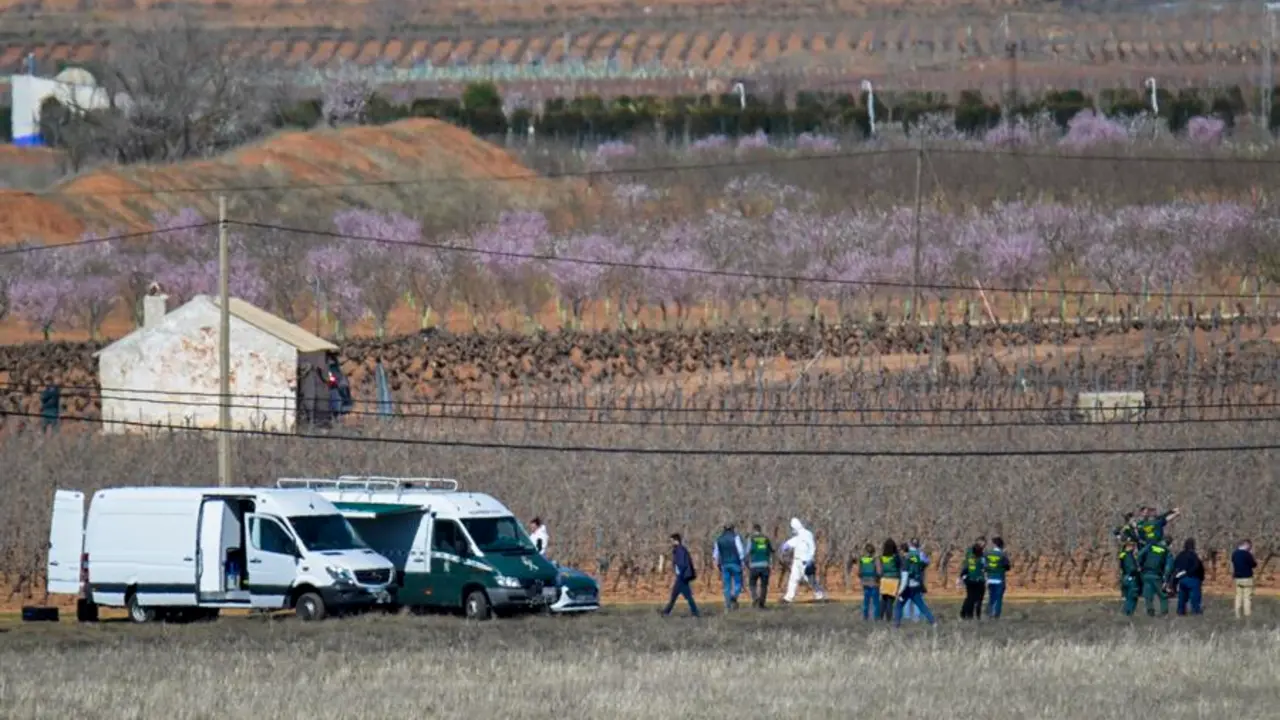 La Guardia Civil registra este martes una finca de Ciudad Real. EFE / Jes&uacute;s Monroy