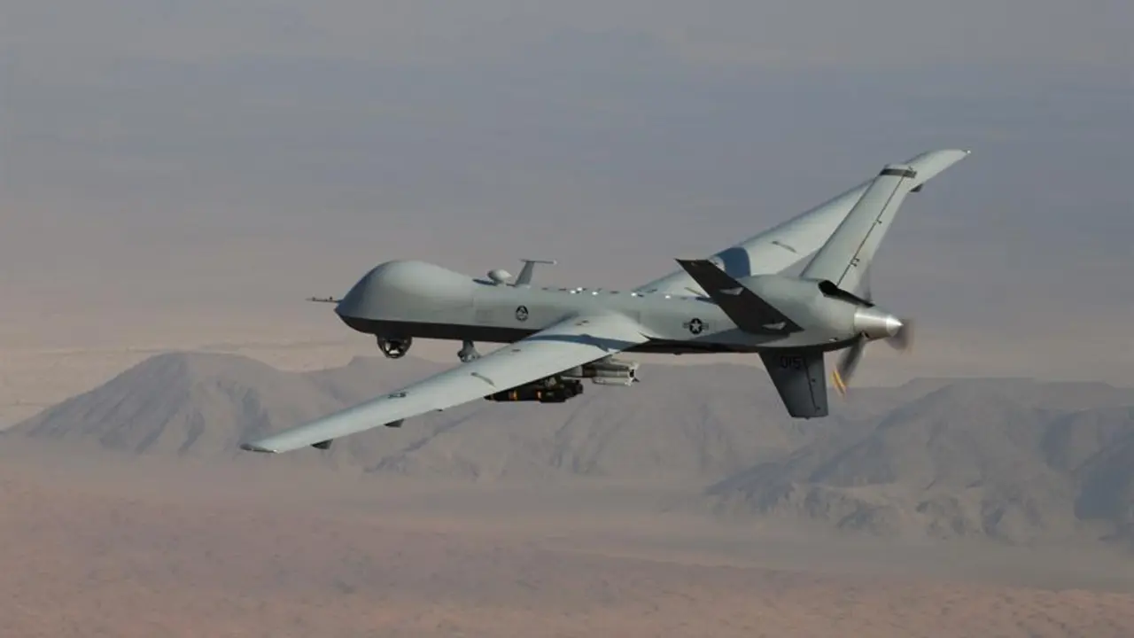 El dron MQ-9 Reaper, armado con municiones guiadas por l&aacute;ser GBU-12 Paveway II y misiles AGM-114 Hellfire, durante una misi&oacute;n de combate. EFE / Leslie Pratt