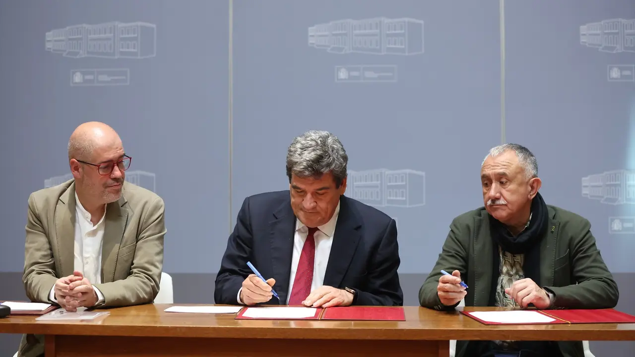 (I-D) El secretario general de Comisiones Obreras (CCOO), Unai Sordo; el ministro de Inclusi&oacute;n, Seguridad Social y Migraciones, Jos&eacute; Luis Escriv&aacute;, y el secretario general de UGT, Pepe &Aacute;lvarez. EP / Isabel Infantes
