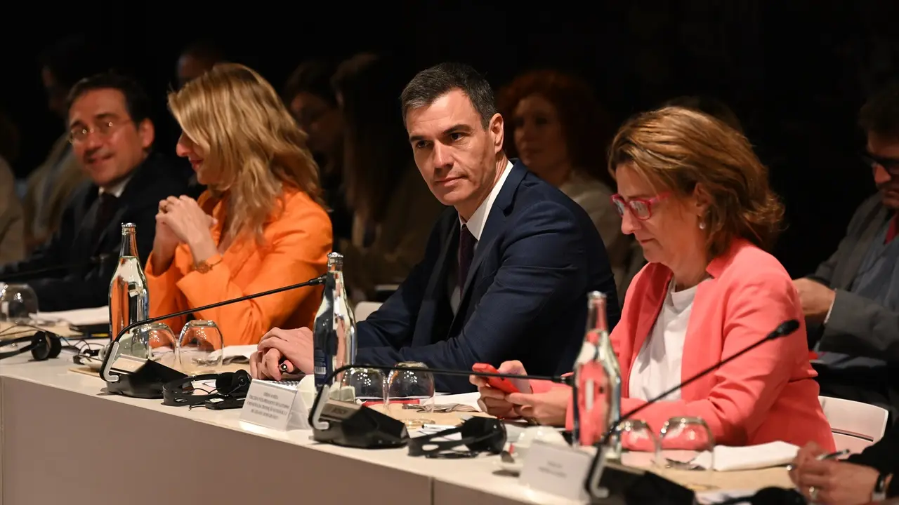 El presidente Pedro S&aacute;nchez (c), junto a varios ministros. EP / Alejandro Acu&ntilde;a