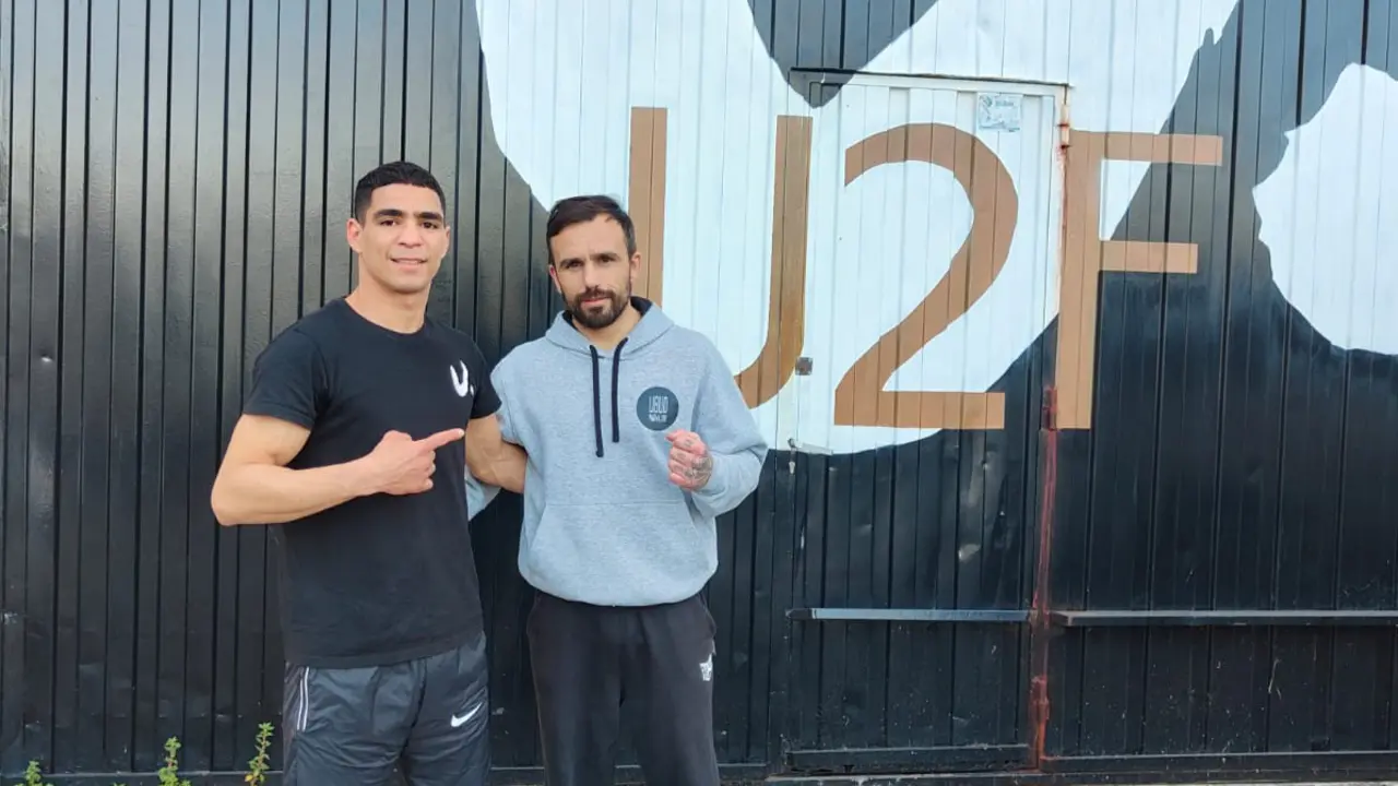 El boxeador Mohammed Zouaki, junto con su entrenador Cristian Torre. / AC