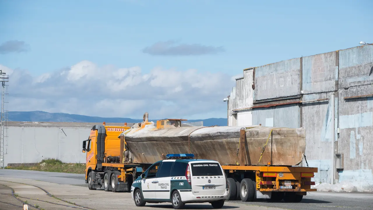 El narcosubmarino hallado en la r&iacute;a de Arousa, a su llegada al muelle de O Ramal, en el puerto de Vilagarc&iacute;a de Arousa (Pontevedra), en un transporte especial escoltado por la Guardia Civil. / GUSTAVO DE LA PAZ