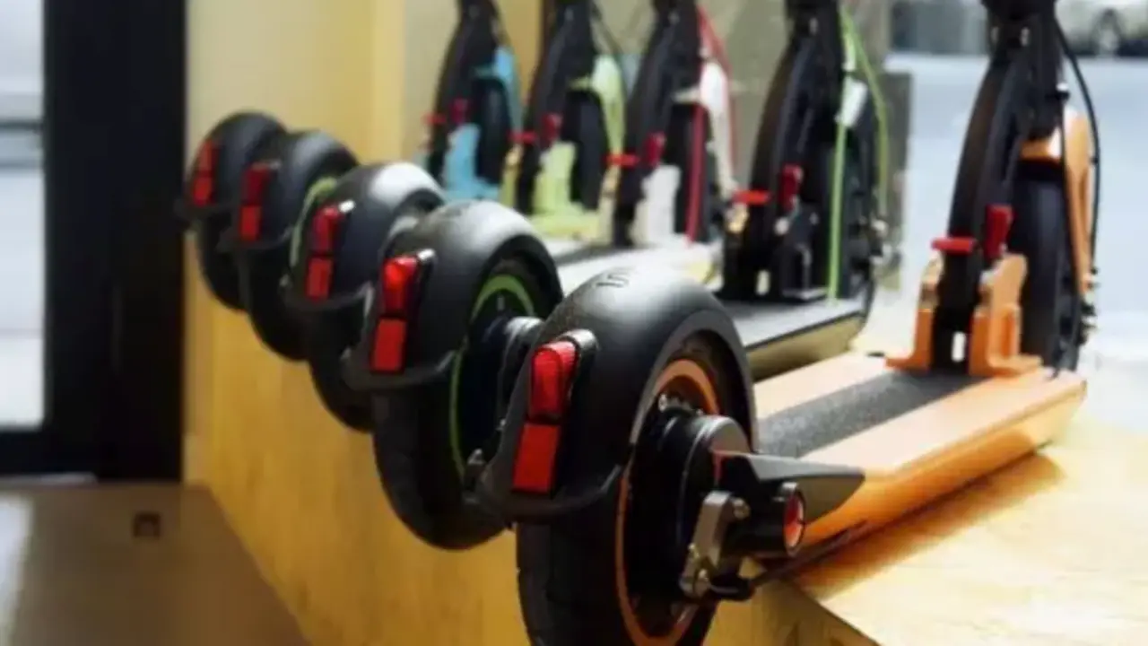 Escaparate con patinetes el&eacute;ctricos. / SCT