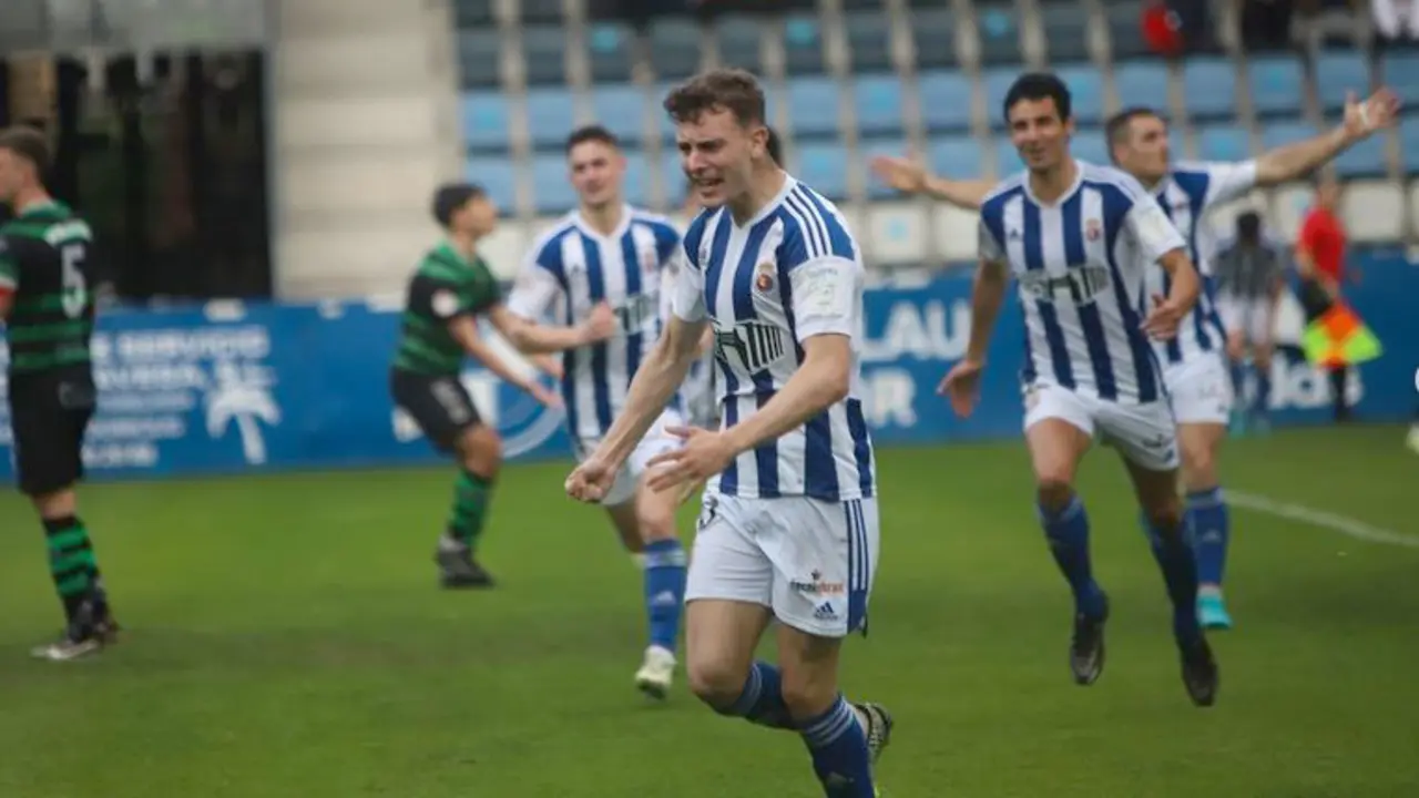 &Aacute;lex Basurto celebra un gol ante su afici&oacute;n. / A.B.