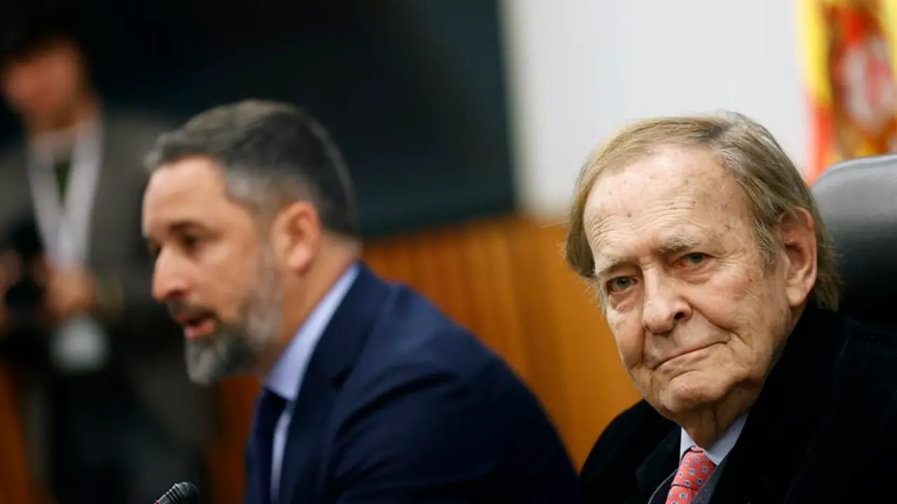 El candidato a la Presidencia del Gobierno, Ram&oacute;n Tamames (d), acompa&ntilde;ado del l&iacute;der del partido, Santiago Abascal (i), informa de los motivos para pedir al Congreso que desaloje a Pedro S&aacute;nchez de La Moncloa, este jueves en el Congreso de los Diputados.EFE/Javier Liz&oacute;n