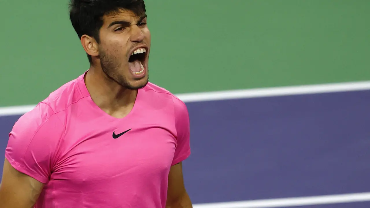 Carlos Alcaraz celebra su victoria frente a Felix Auger-Aliassime en Indian Wells.EFE/EPA/JOHN G. MABANGLO