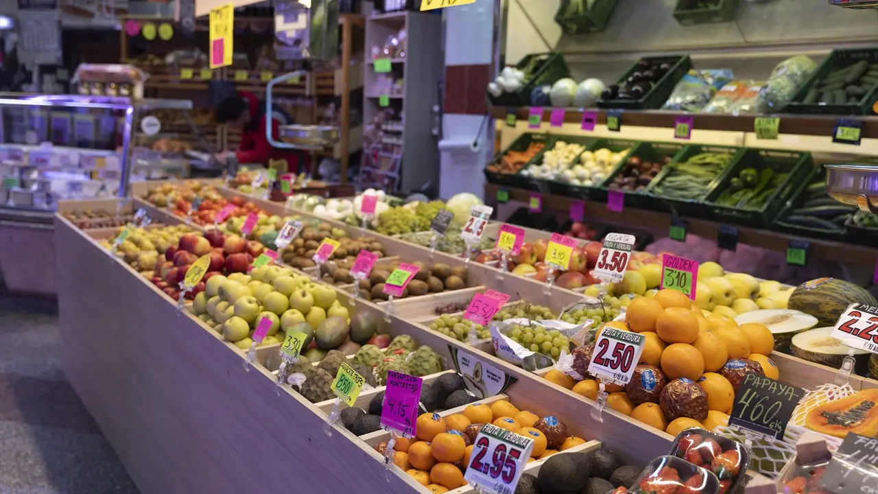 Un puesto de frutas en un mercado. / Eduardo Parra