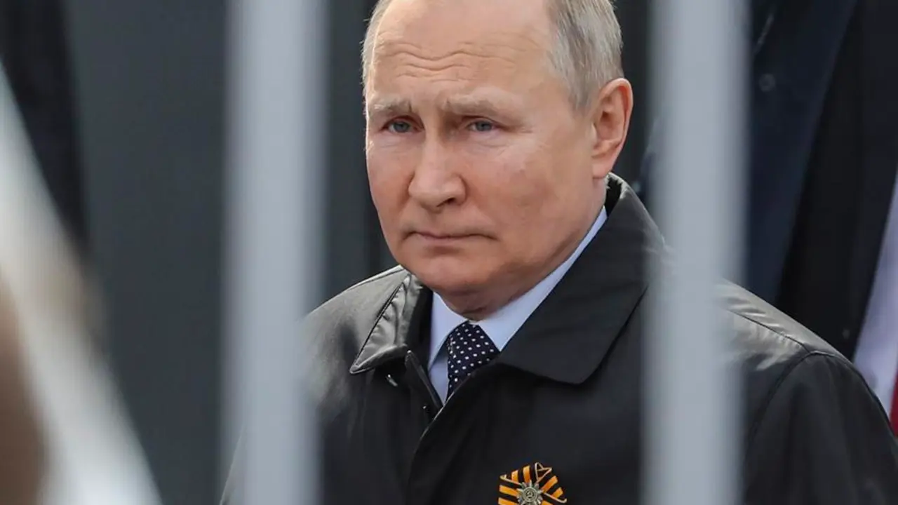 El presidente ruso, Vladimir Putin, entra en la plaza Roja para asistir a un desfile militar. EFE / MAXIM SHIPENKOV