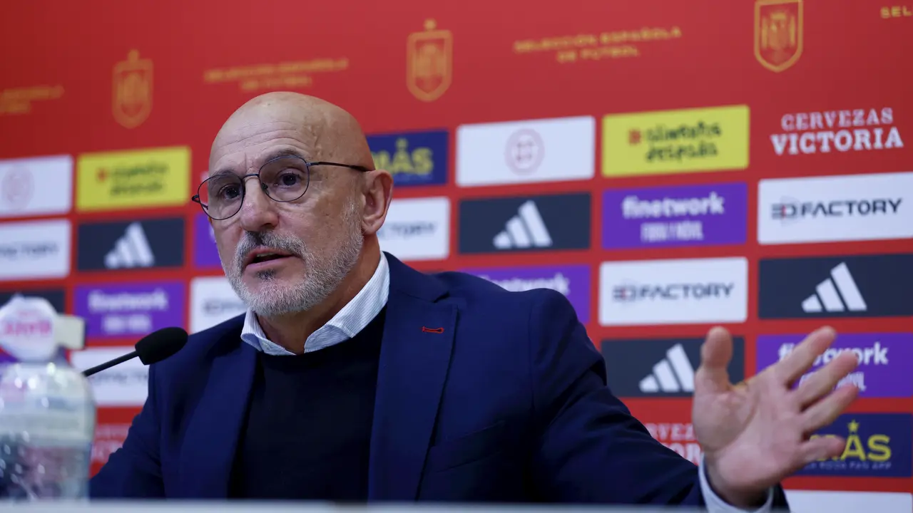El entrenador de la selecci&oacute;n nacional de f&uacute;tbol. / Oscar J. Barroso