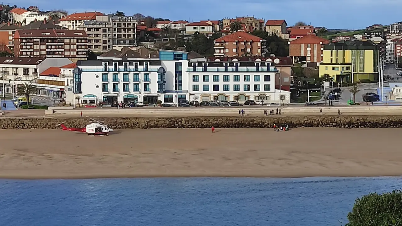 Dispositivo de emergencias fue movilizado por el Centro de Atenci&oacute;n de Emergencias 112, en la playa de La Concha, en el municipio de Suances. / ALERTA