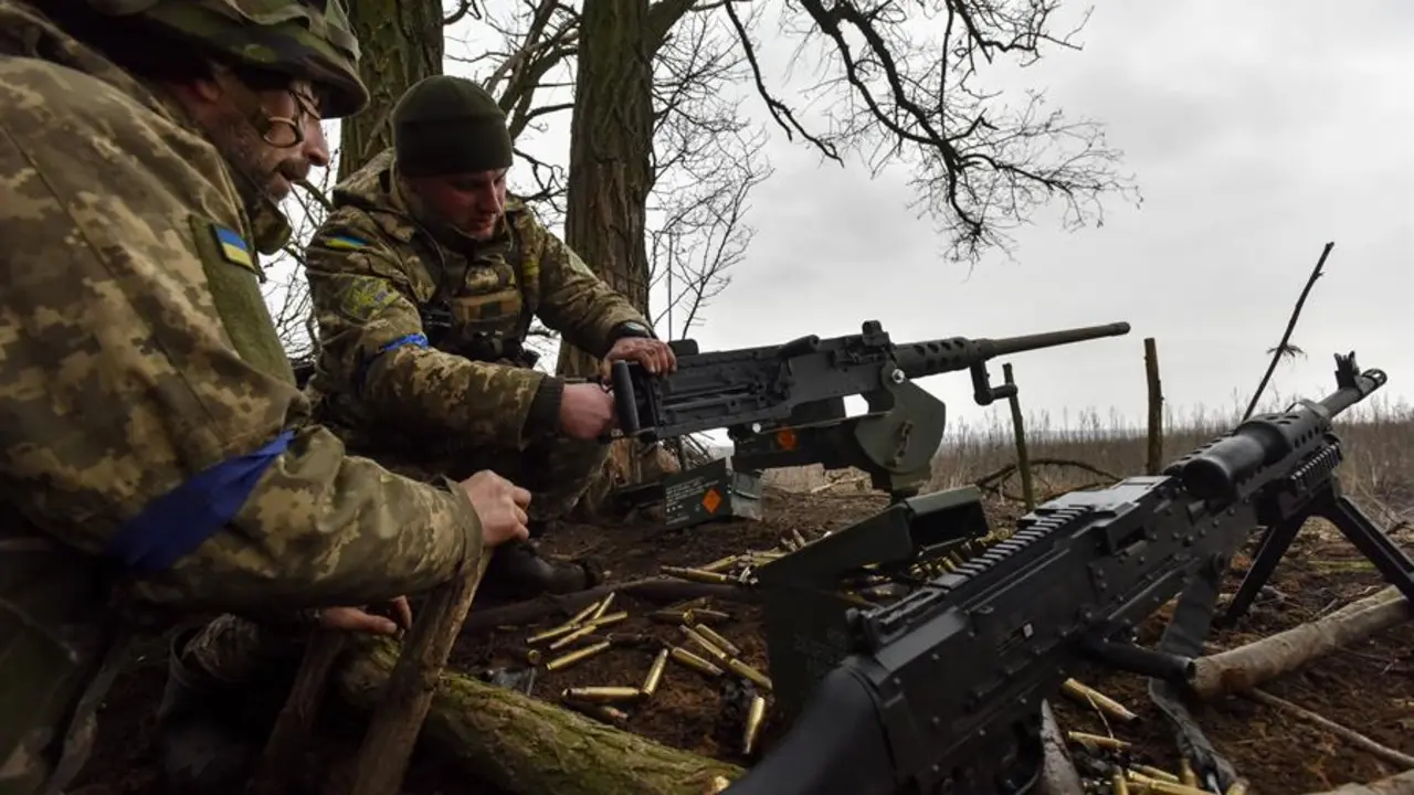 Militares ucranianos recargan una ametralladora M2 en una posici&oacute;n de primera l&iacute;nea de batalla. EFE / OLEG PETRASYUK