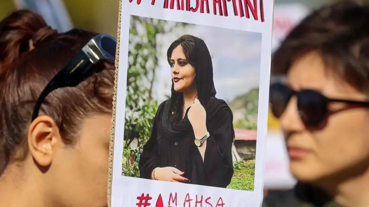Una pancarta con la imagen de la joven de Ir&aacute;n Masha Amini. EFE / Julien Warnand