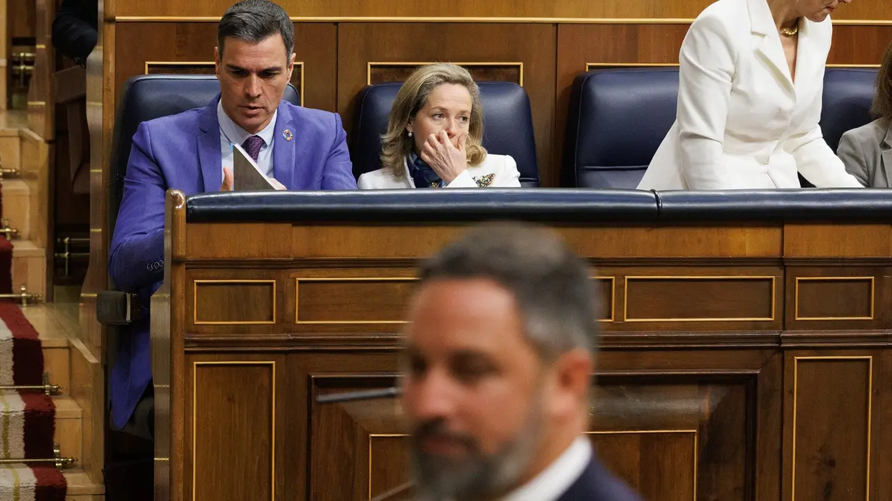 l presidente del Gobierno, Pedro S&aacute;nchez; la vicepresidenta primera y ministra de Asuntos Econ&oacute;micos y Transformaci&oacute;n Digital, Nadia Calvi&ntilde;o y la vicepresidenta segunda y ministra de Trabajo y Econom&iacute;a Social, Yolanda D&iacute;az, mientras pasa el l&iacute;der de Vox, Santiago Abascal. EP / Eduardo Parra
