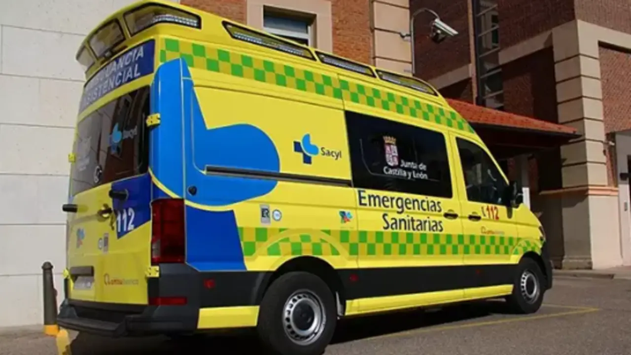 Ambulancia frente la puerta de un hospital. / JCYL