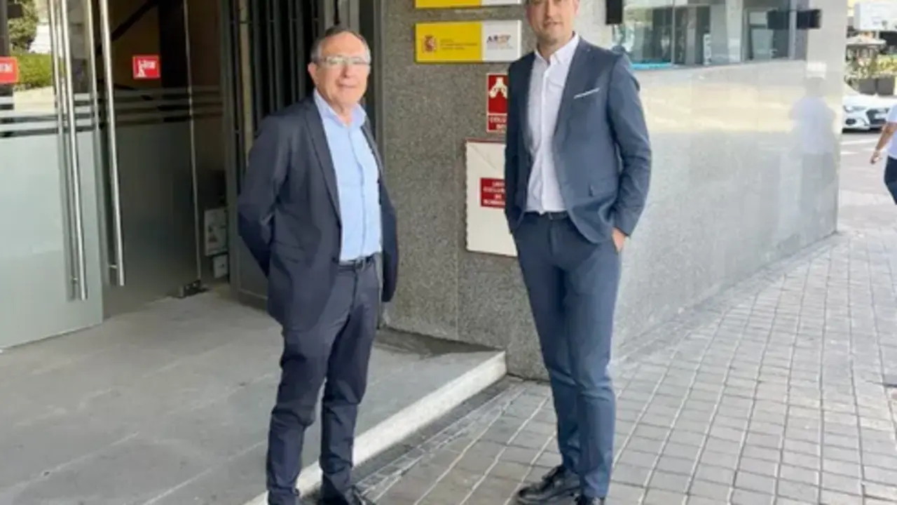 El alcalde de Torrelavega, Javier L&oacute;pez Estrada (PRC), y el primer teniente de alcalde, Jos&eacute; Manuel Cruz Viadero (PSOE). / Ayto. Torrelavega