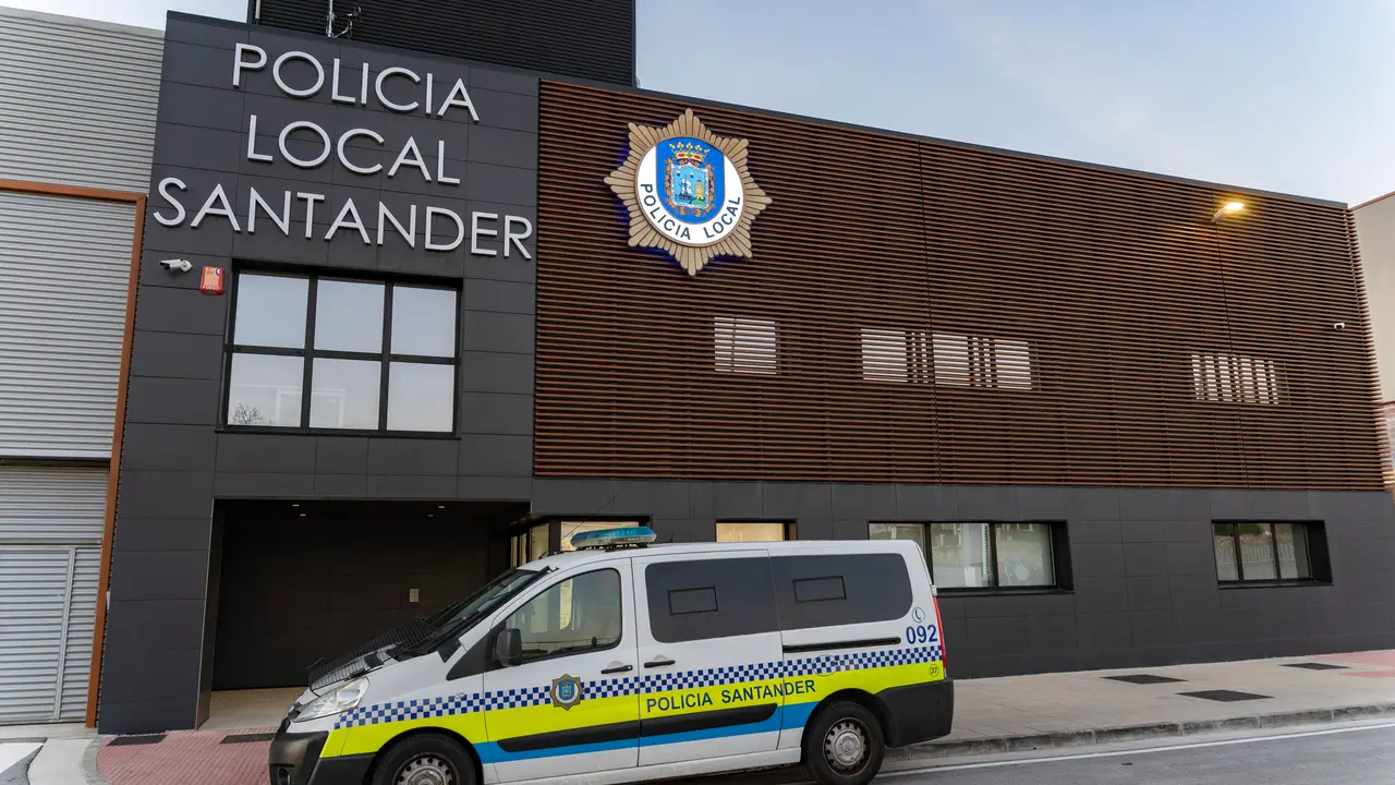 Sede de la Polic&iacute;a Local de Santander. / ROM&Aacute;N G. AGUILERA