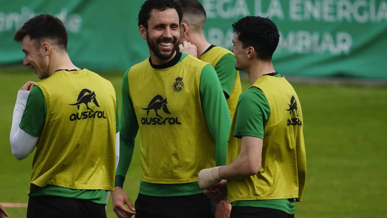 Germ&aacute;n, en el centro de la imagen, junto con varios compa&ntilde;eros, en un entrenamiento del Racing. / RRC