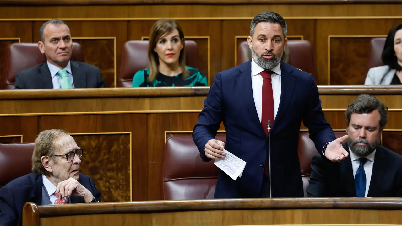 El l&iacute;der de Vox, Santiago Abascal (c), con Ram&oacute;n Tamames (i) durante la moci&oacute;n de censura contra el Gobierno del socialista Pedro S&aacute;nchez, este mi&eacute;rcoles en el Congreso de los Diputados. EFE/Chema Moya